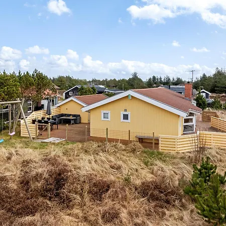 With Sauna And Enclosed Terrace In Vorupor Semesterbostad